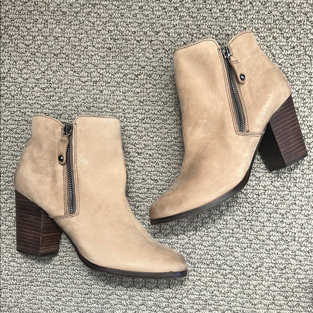 Chic Chunky Tan Beige Suede Ankle Booties with Zipper size 8 by Aldo